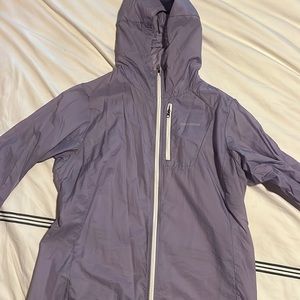 Size L Patagonia wind breaker. Very good condition—only worn 2-4 times.